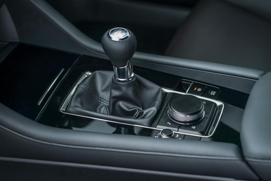 Детали интерьера Mazda3 Skyactiv-G GT Sport Hatchback 2019 года  (UK) (фото 72 из 83)